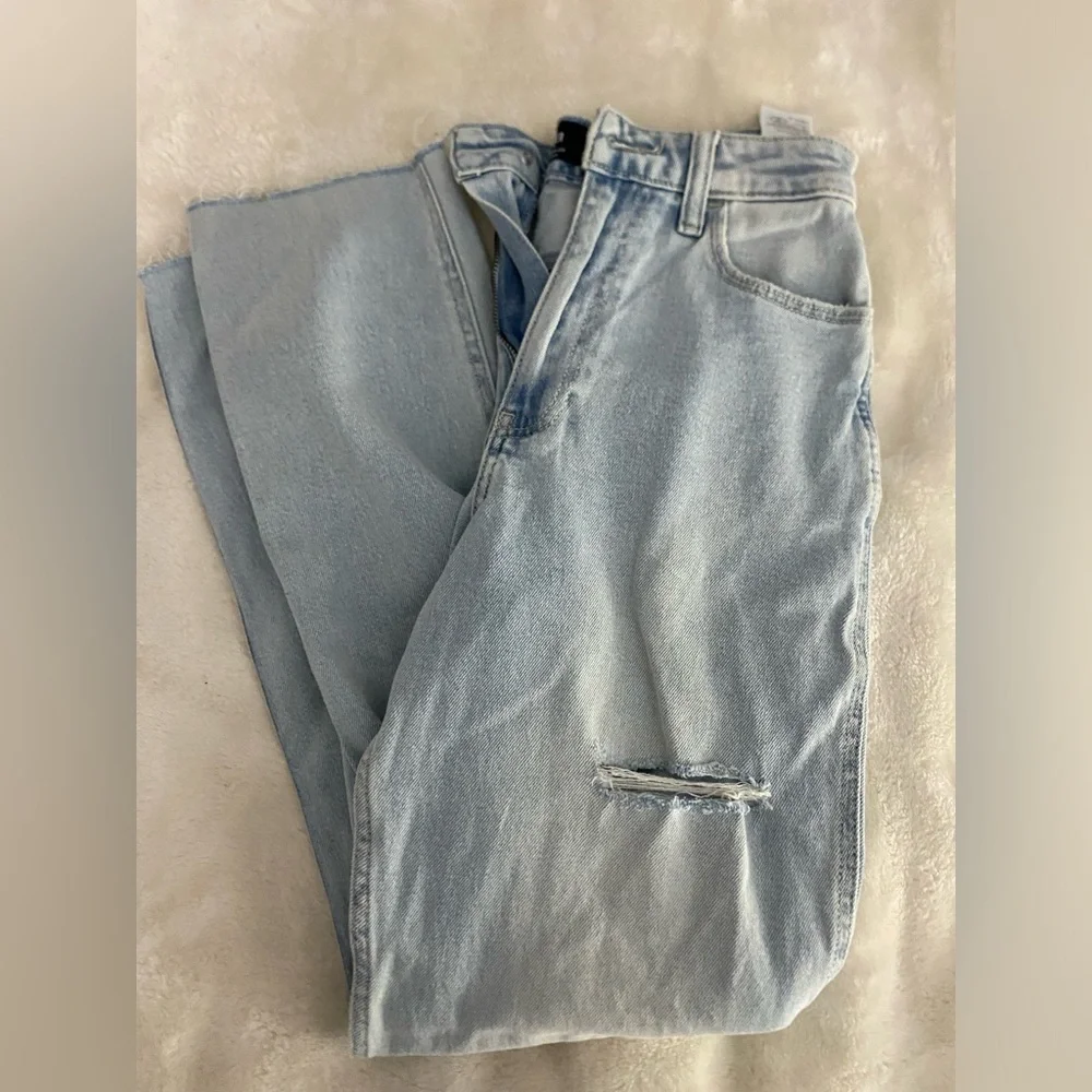 Hollister Ripped Mom Jeans - Picture 1 of 6